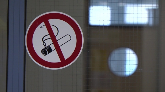 Rauchverbot-Schild auf Glastür